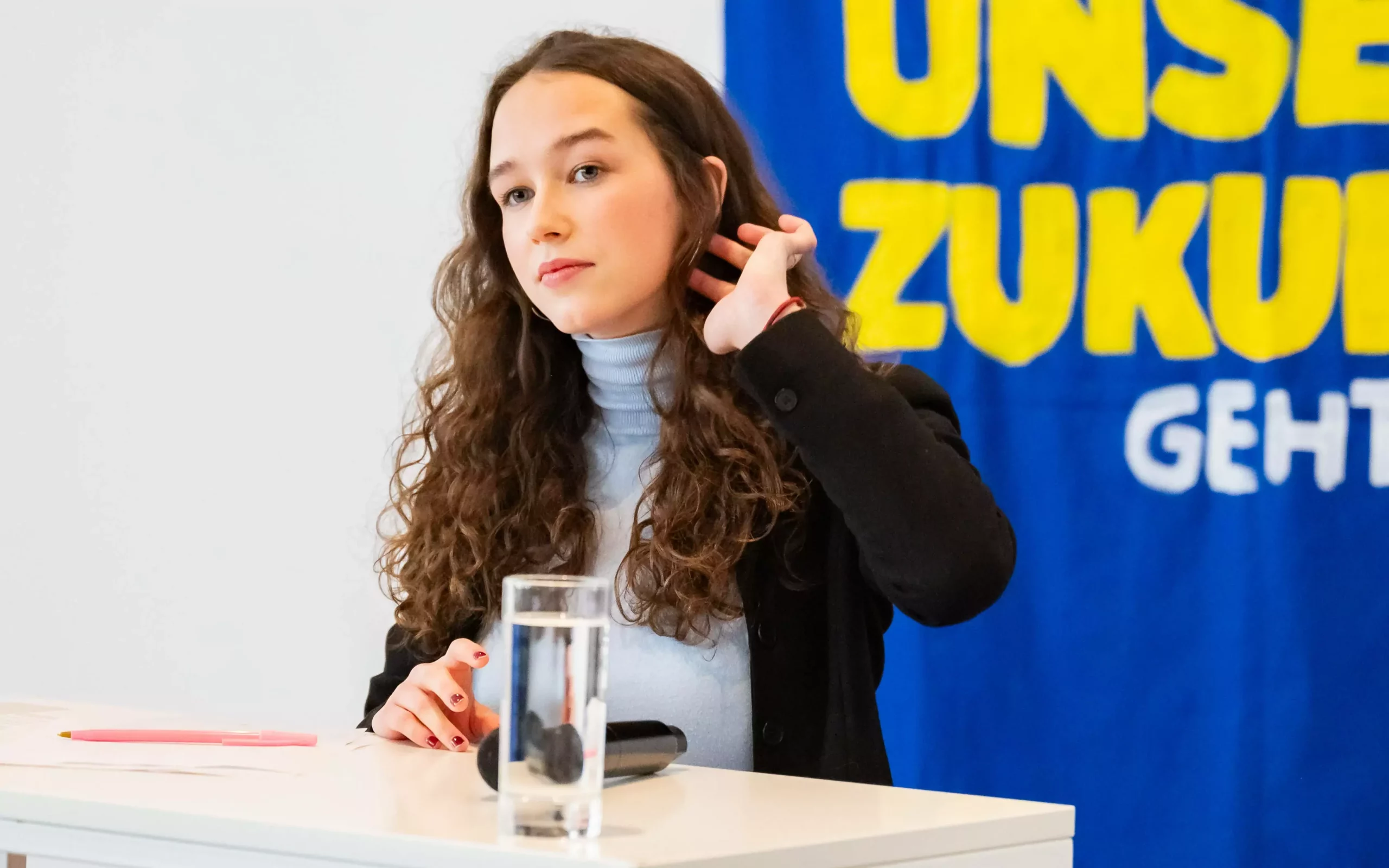 Bild auf 5min.at zeigt die Grüne-Politikerin Lena Schilling.