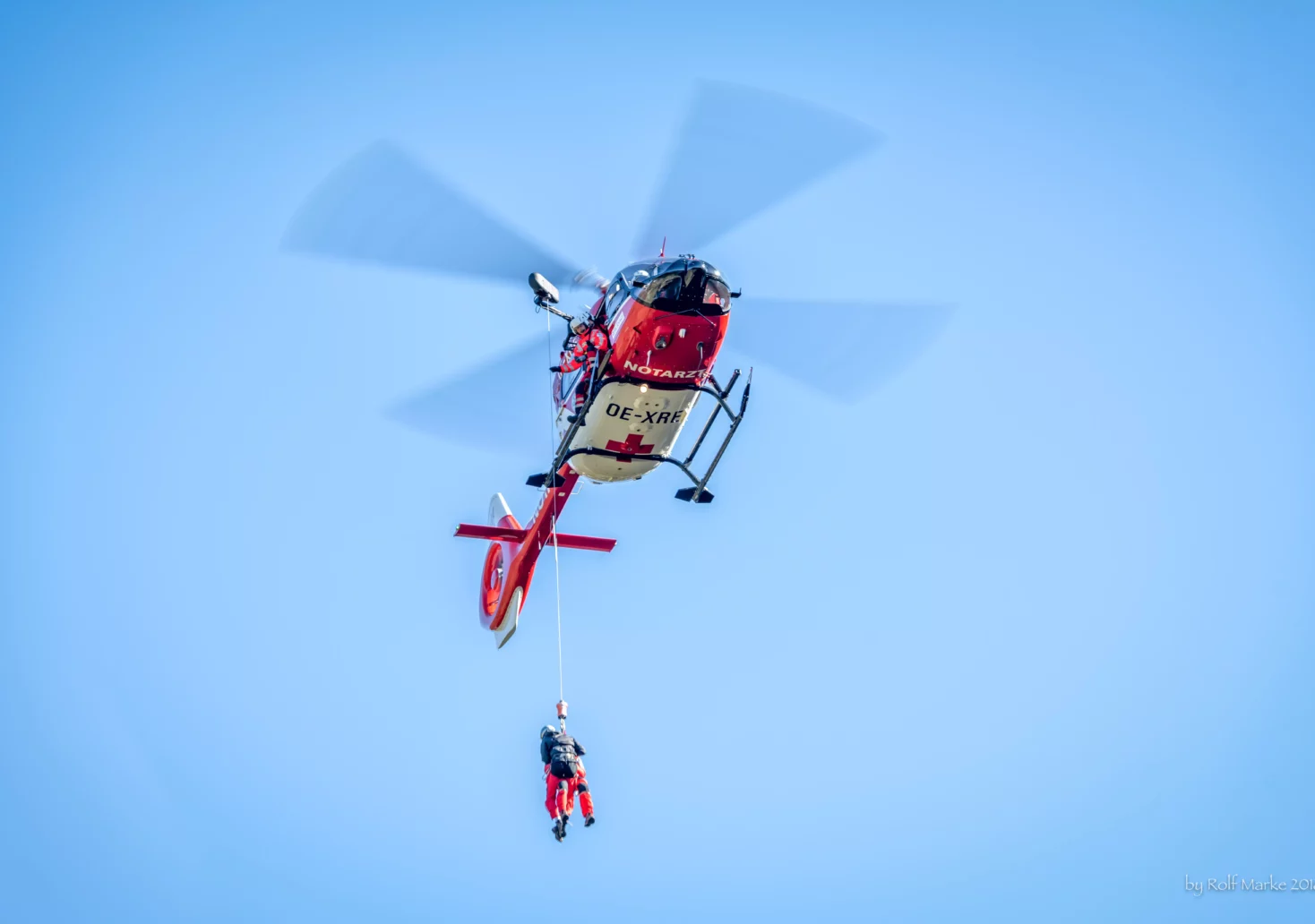 Ein Bild auf 5min.at zeigt den Rettungshubschrauber der ARA-Flugrettung.