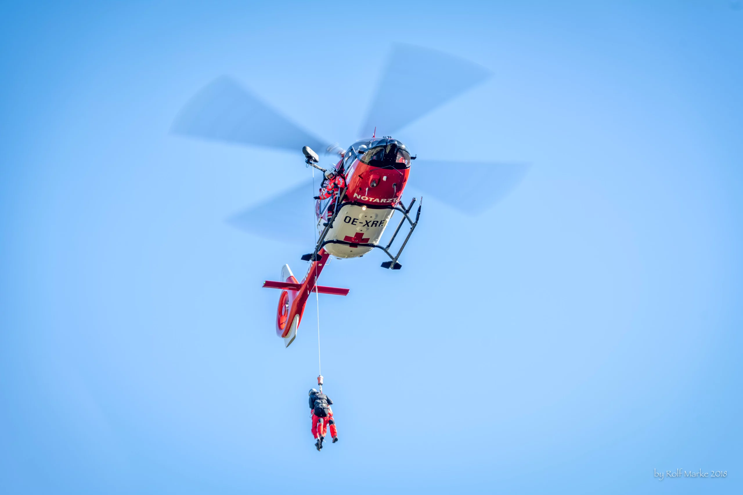 Ein Bild auf 5min.at zeigt den Rettungshubschrauber der ARA-Flugrettung.