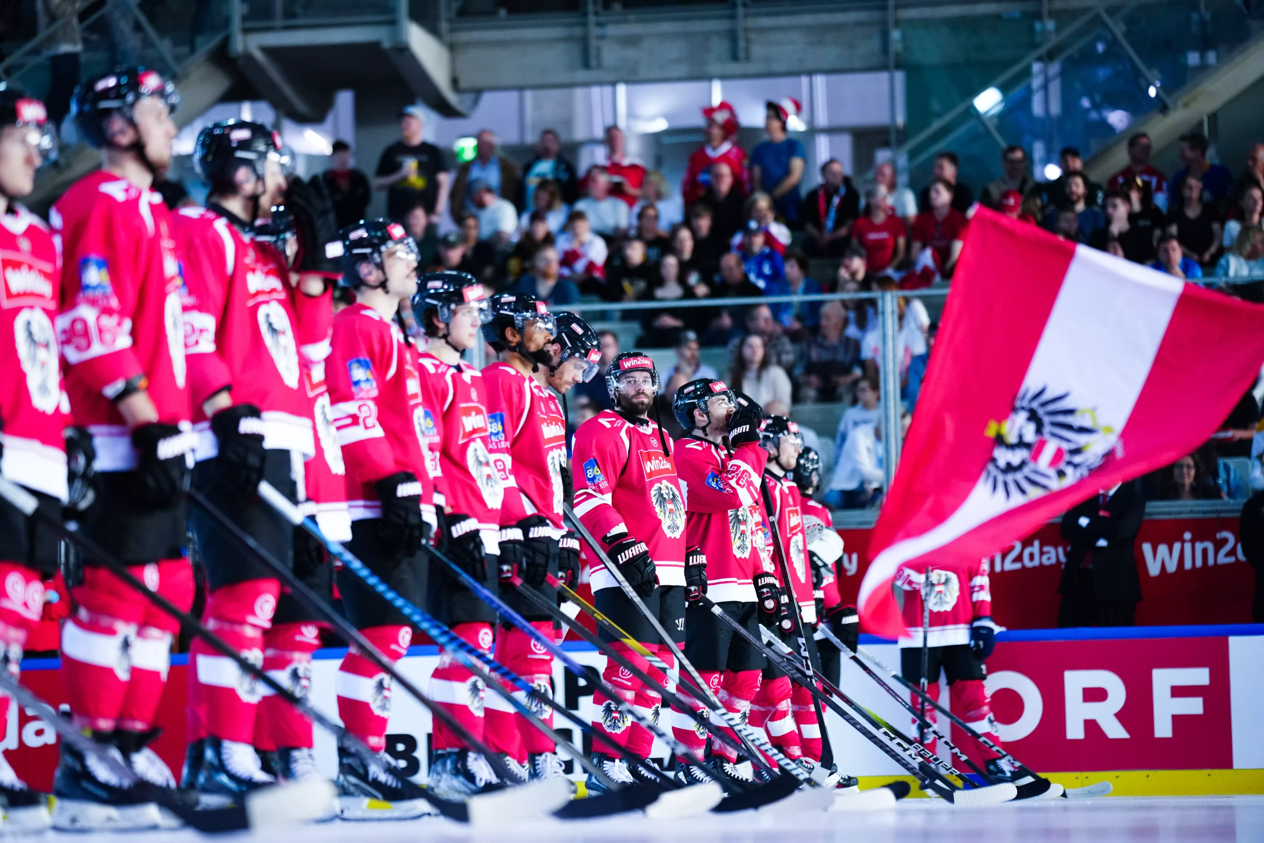 Ein Bild auf 5min.at zeigt die Eishockey Mannschaft von Österreich