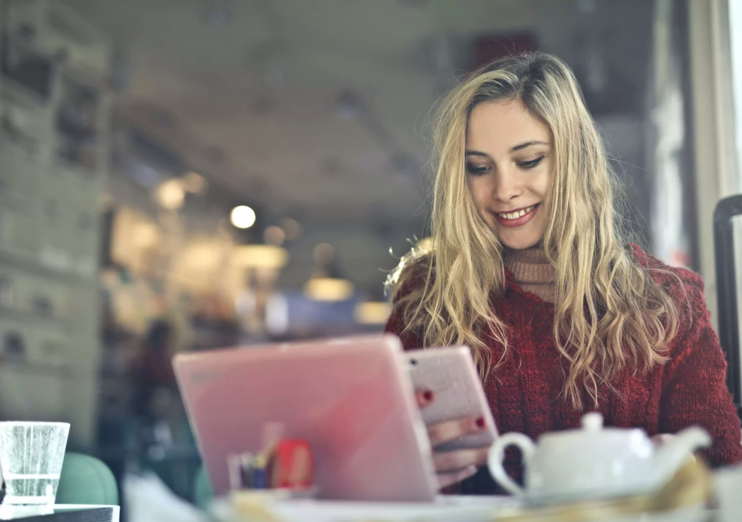 Ein Bild auf 5min.at zeigt eine Jugenldiche, die auf ihr Handy schaut und lächelt.