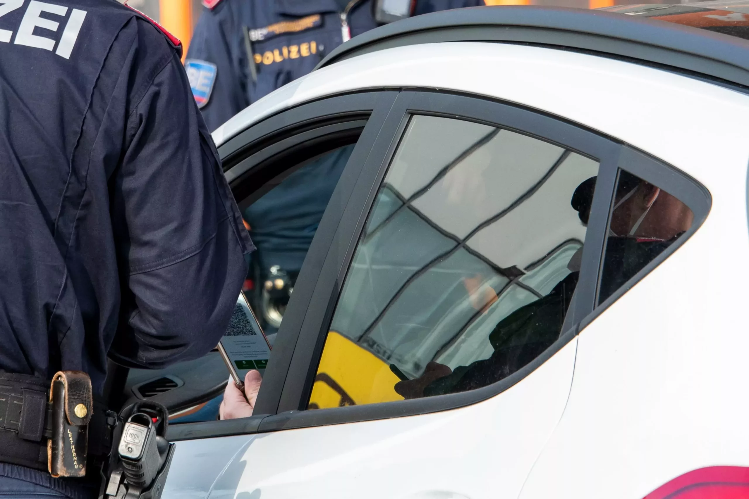 Symbolfoto auf 5min.at zeigt eine Polizeikontrolle.