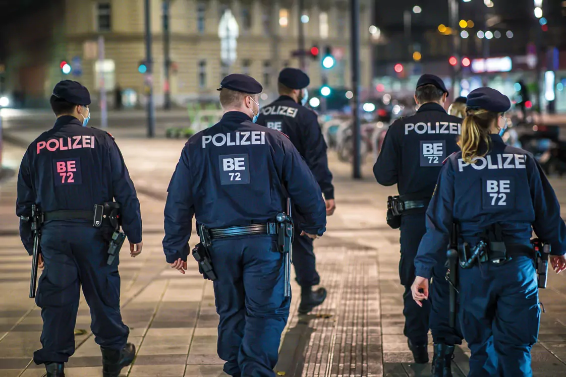 Ein Bild auf 5min.at zeigt Polizisten im Einsatz