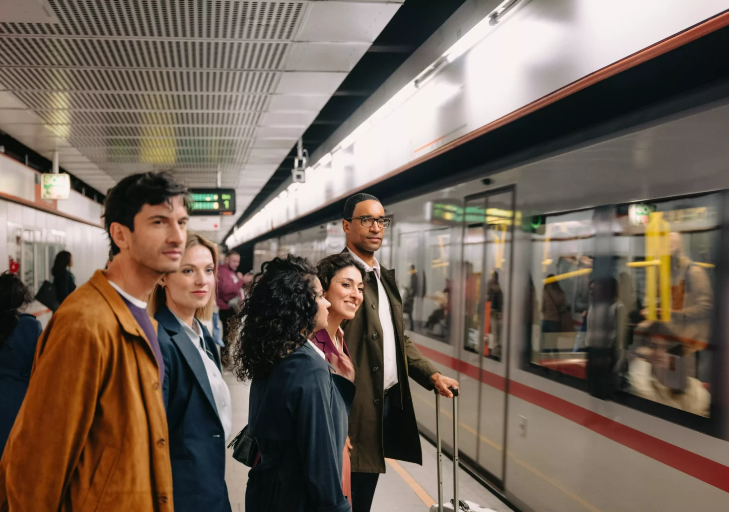 Bild auf 5min.at zeigt eine U-Bahn in Wien. Personen warten davor.