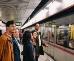 Bild auf 5min.at zeigt eine U-Bahn in Wien. Personen warten davor.