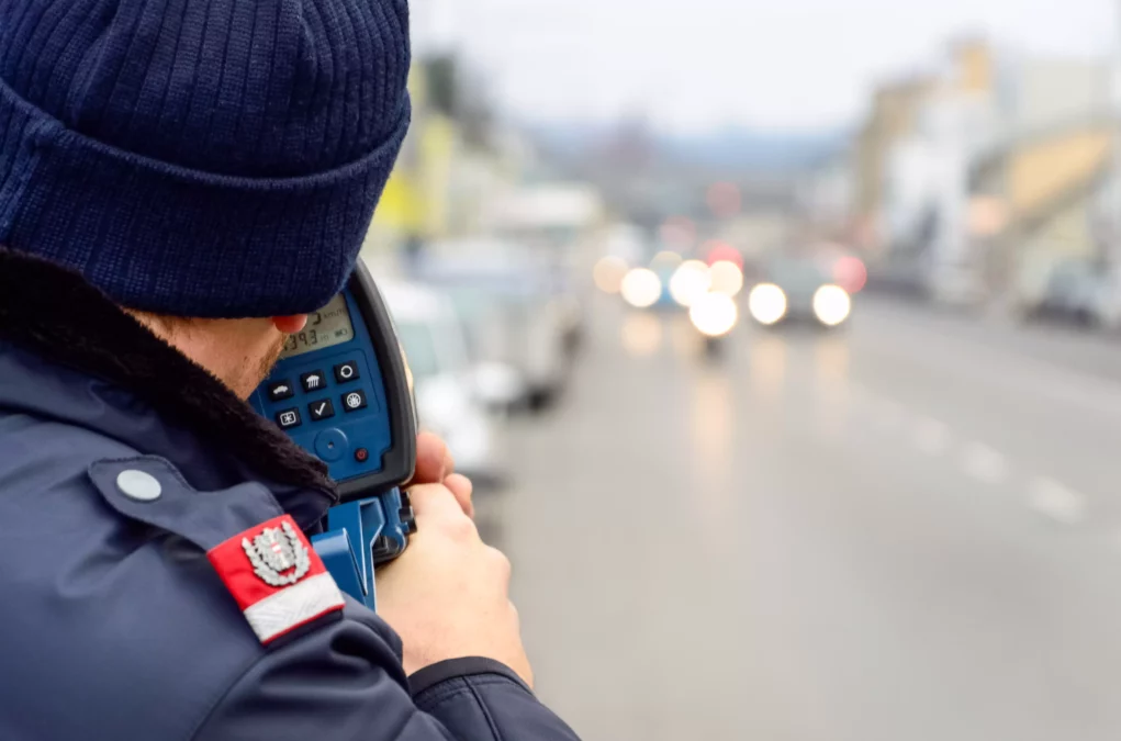 Bild auf 5min.at zeigt einen Polizeibeamten bei der Geschwindigkeitskontrolle.