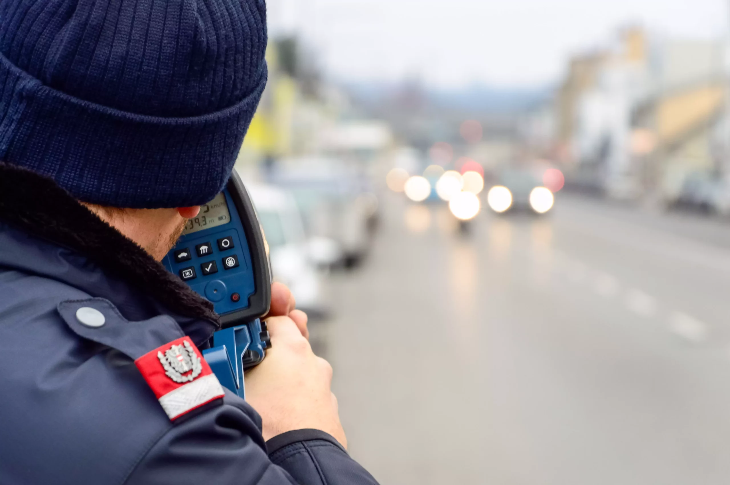 Bild auf 5min.at zeigt einen Polizeibeamten bei der Geschwindigkeitskontrolle.