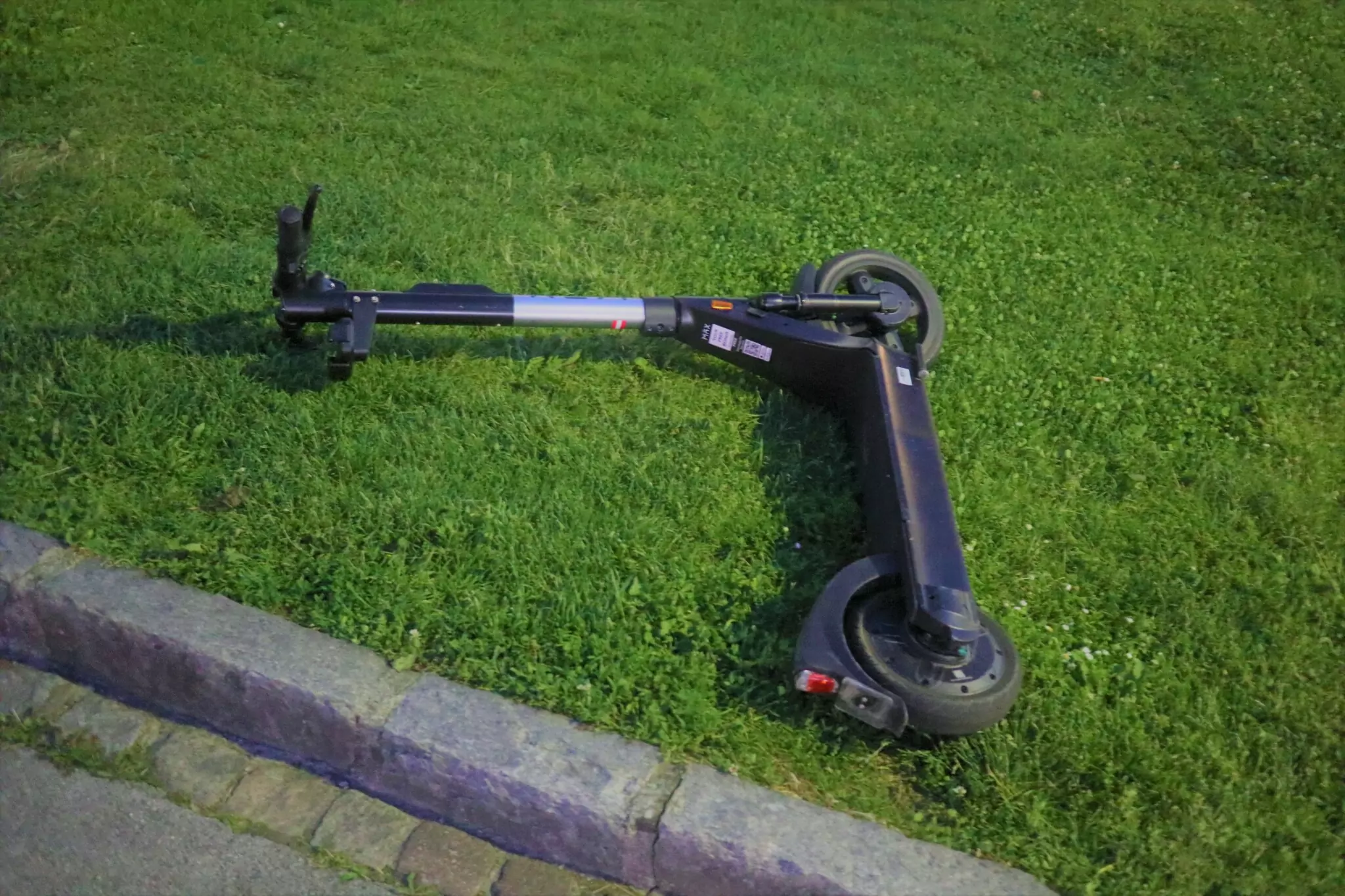 Bild auf 5min.at zeigt einen E-Scooter auf einer Wiese.