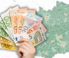 Bild auf 5min.at zeigt eine Österreich-Karte, im Vordergrund ist eine Hand mit Geldscheinen zu sehen.
