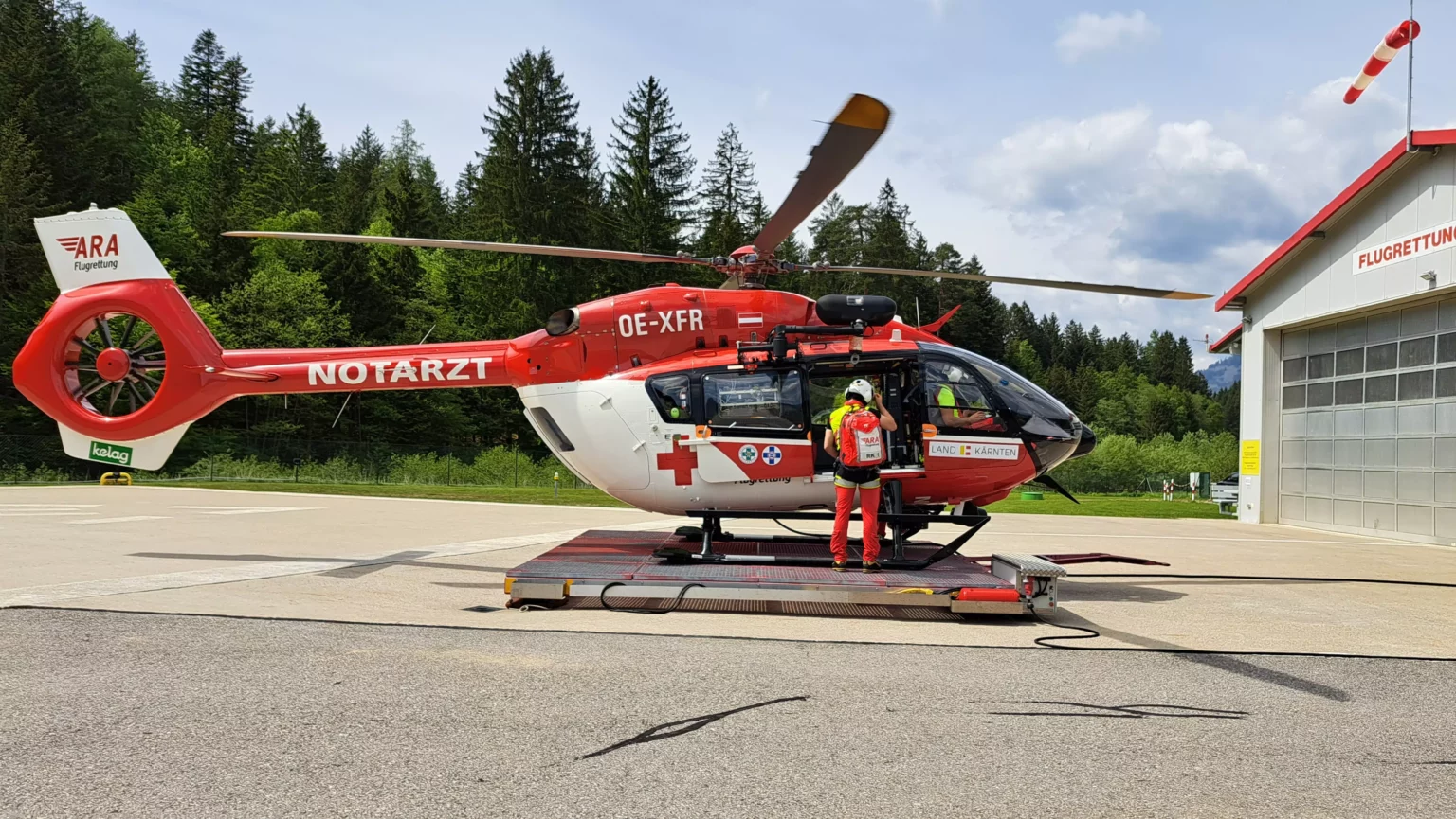 Bild auf 5min.at zeigt einen Hubschrauber der Ara Flugrettung.
