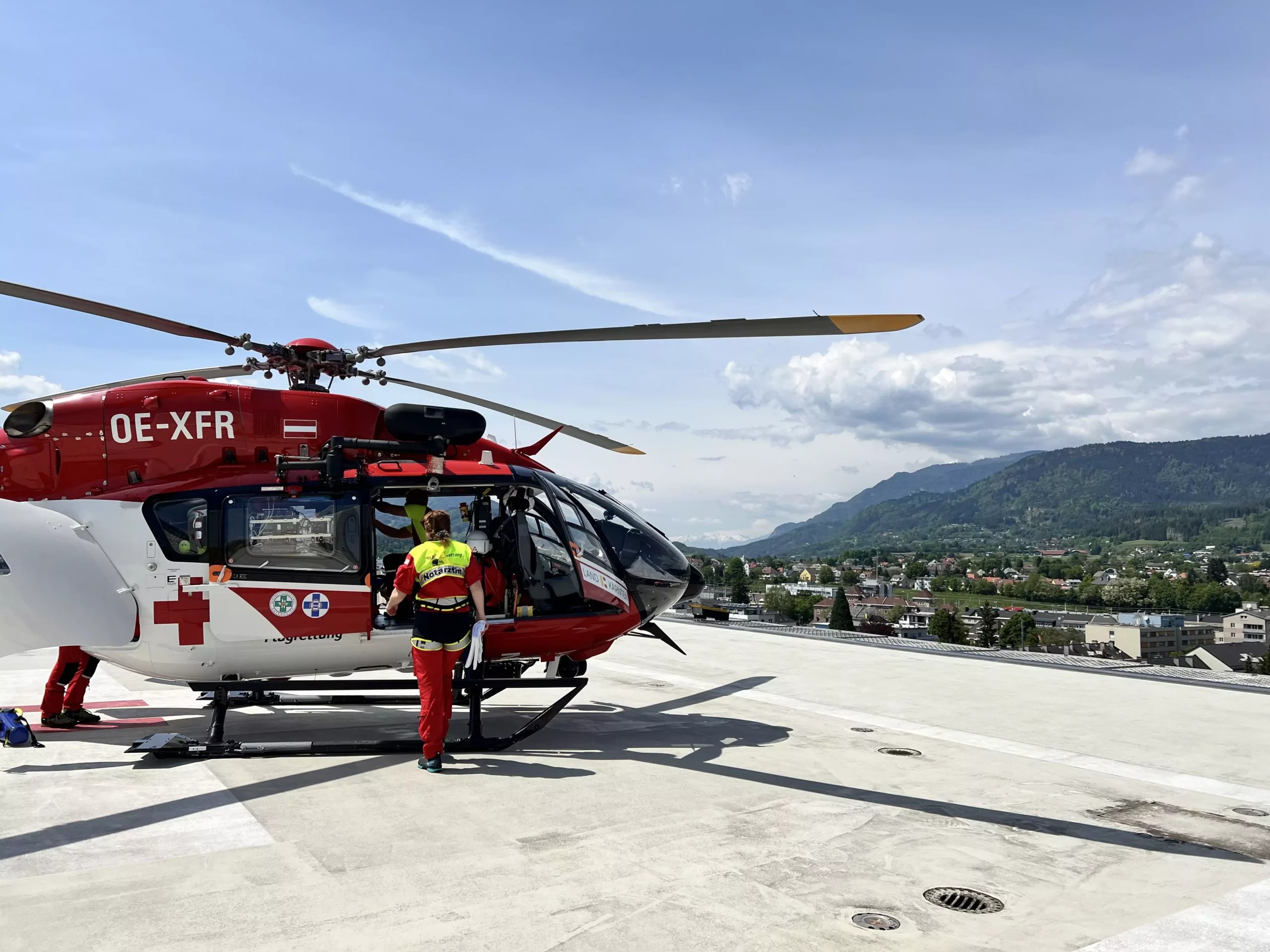 Bild auf 5min.at zeigt einen Hubschrauber der Ara Flugrettung.