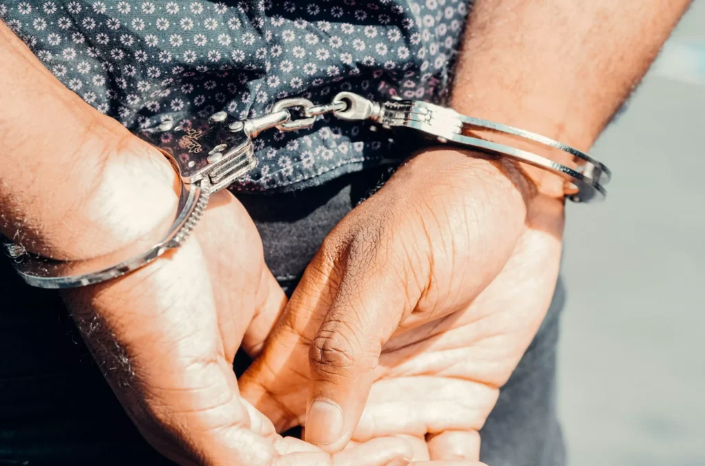 Das Bild auf 5min.at zeigt Hände in Handschellen.