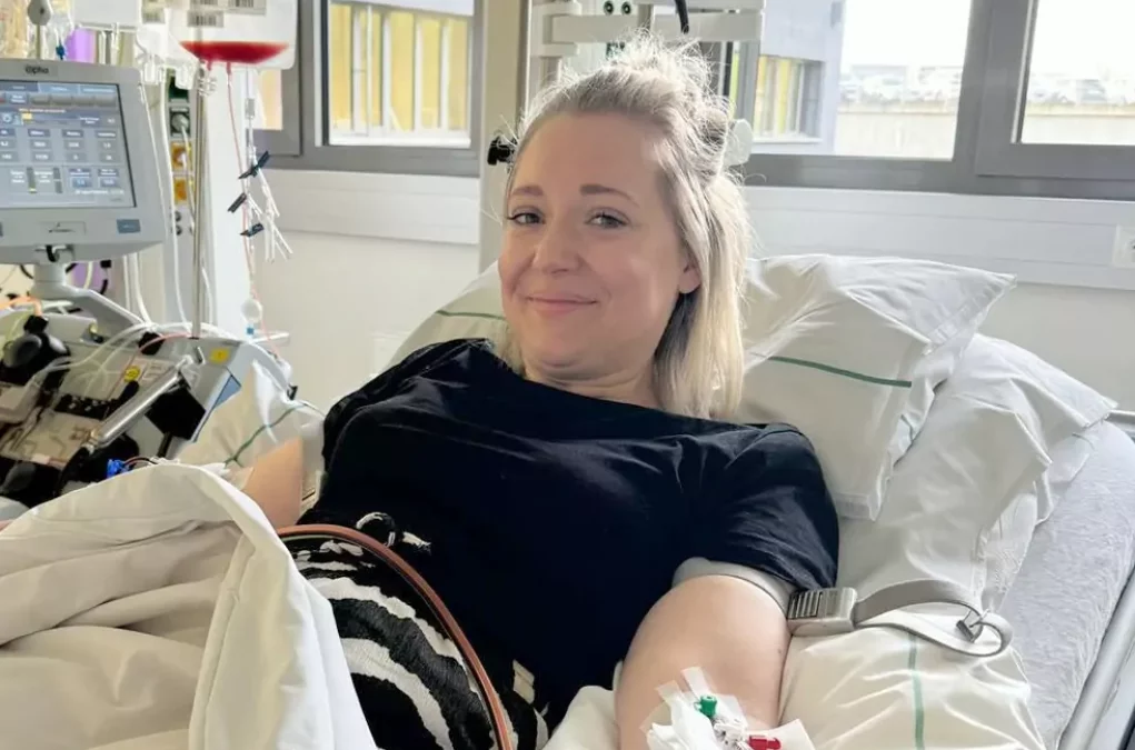 Foto in Beitrag von 5min.at: Zu sehen ist Elisabeth, wie sie sich gerade eine Stammzellenspende abnehmen lässt.