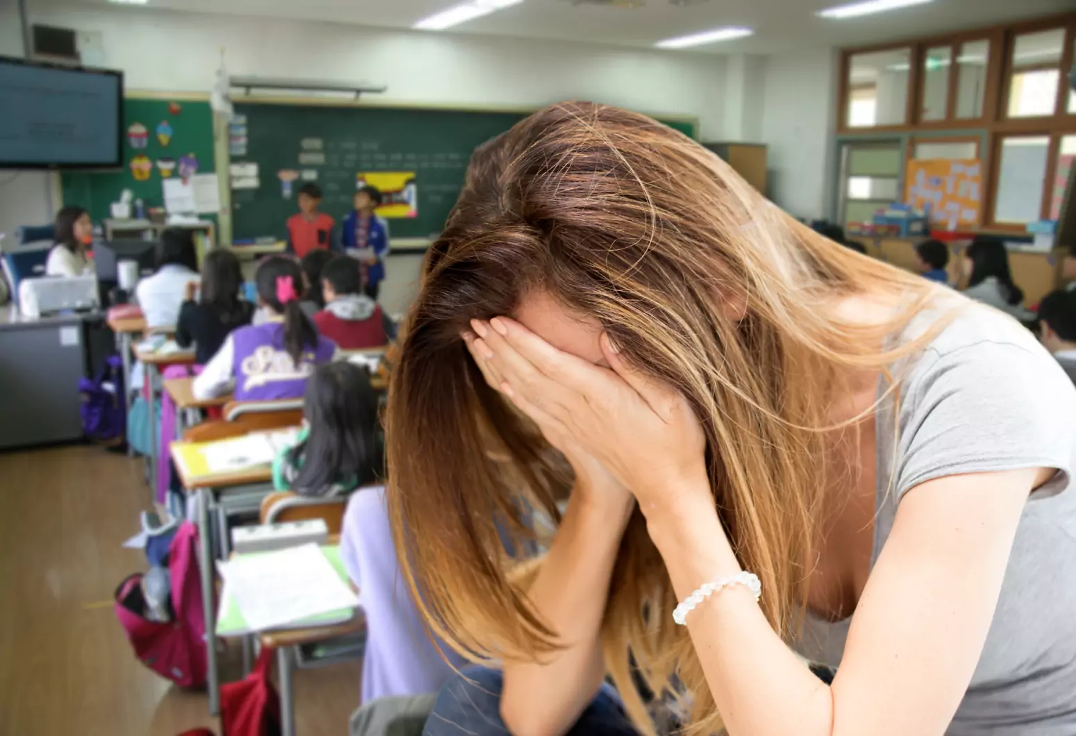 Bildmontage auf 5min.at zeigt eine Schulklasse im Hintergrund und im Vordergrund ist ein trauriges Mädchen zu sehen.
