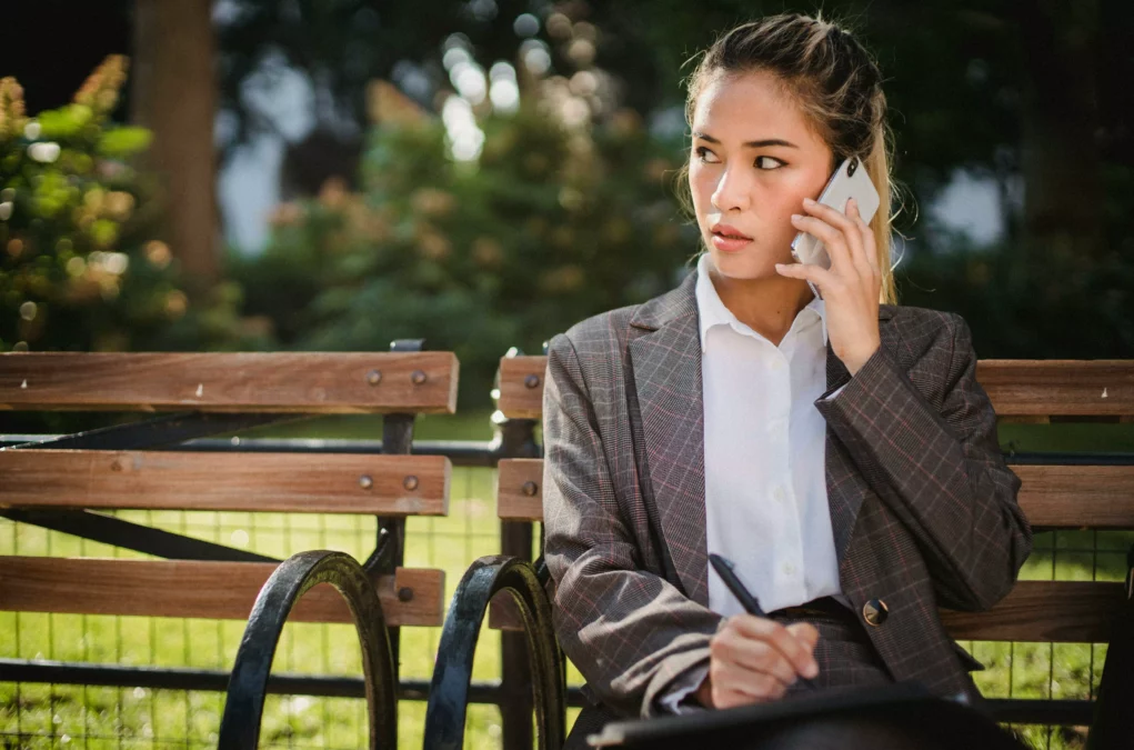 Ein Bild auf 5min.at zeigt eine Frau beim Telefonieren.