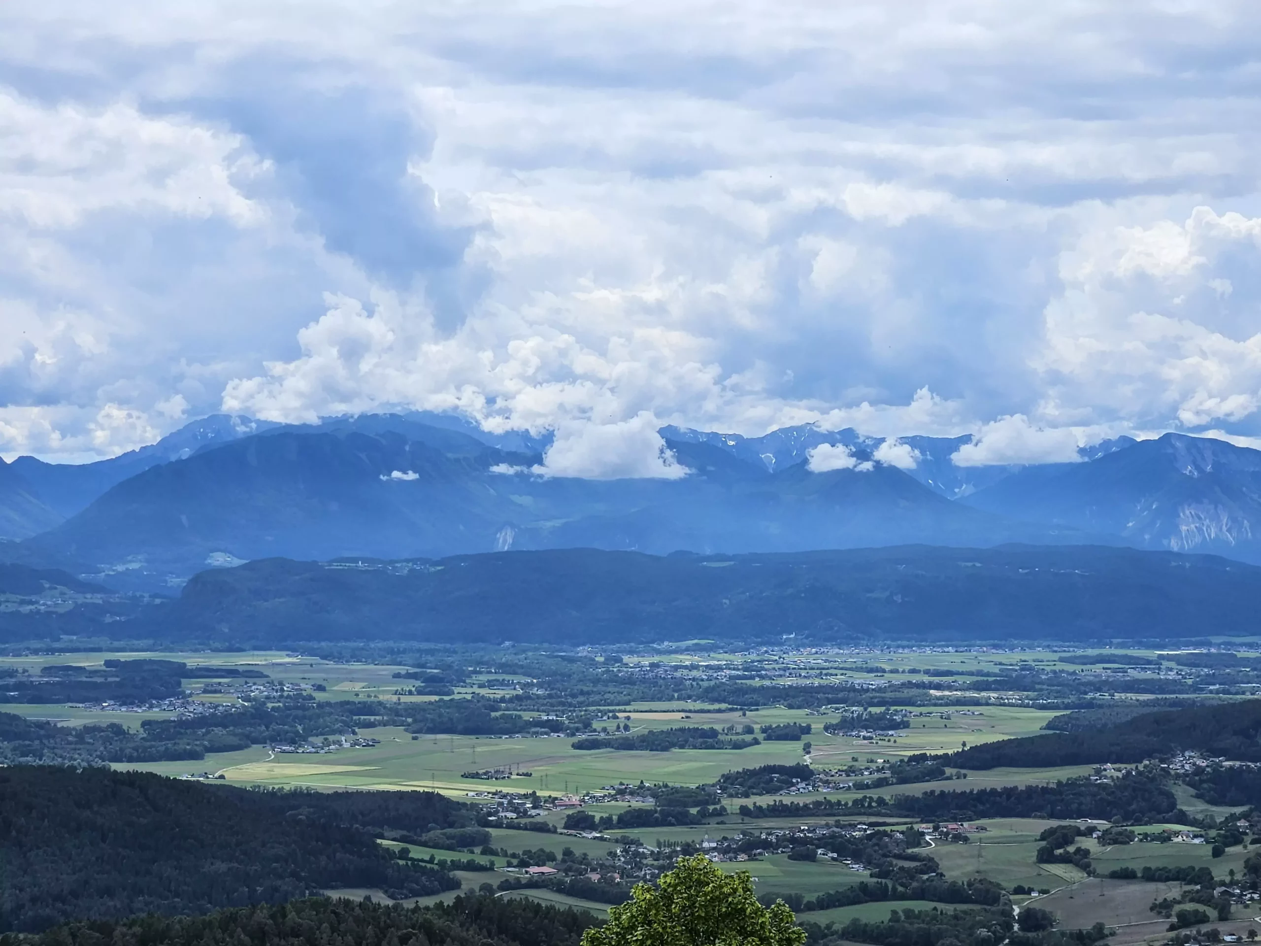 Ein Bild auf 5min.at zeigt die Aussicht vom Magdalensberg in Kärnten. Das Tal ist grün, der Himmel wolkenverhangen.