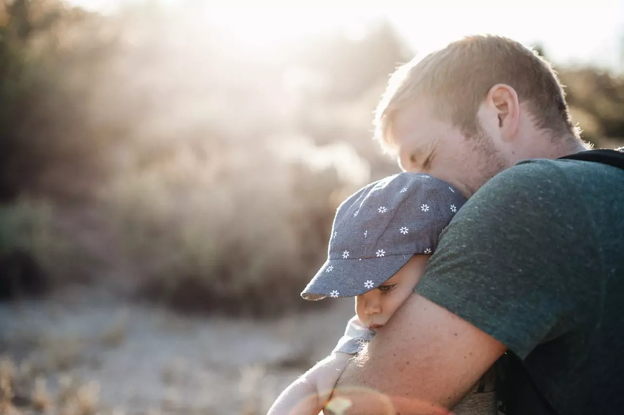 Foto in Beitrag von 5min.at: Zu sehen ist ein liebender Vater mit seinem Kind.