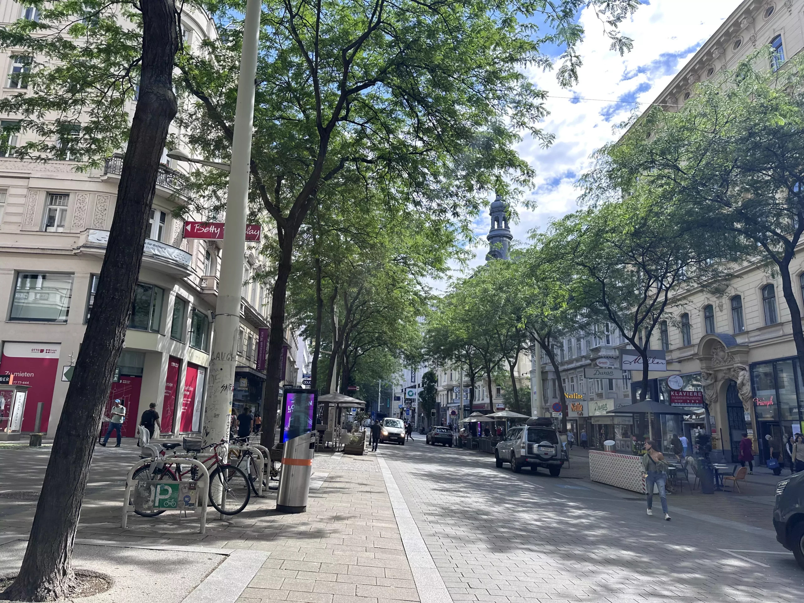 Das Foto auf 5 Minuten zeigt die Mariahilferstraße in Wien mit Menschen, die einkaufen.