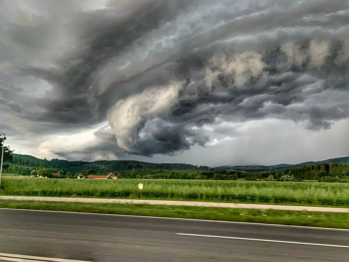 Ein Bild auf 5min.at zeigt dunkle Gewitterwolken über Althofen in Kärnten.