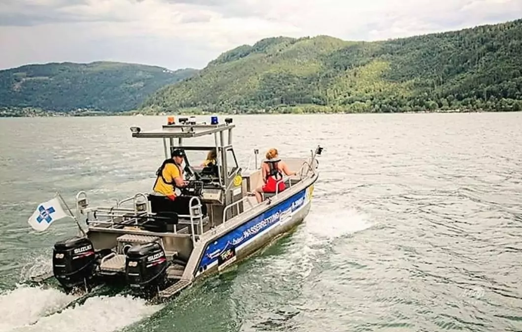 Ein Bild auf 5min.at zeigt ein Einsatzboot der ÖWR Sattendorf am Ossiacher See.