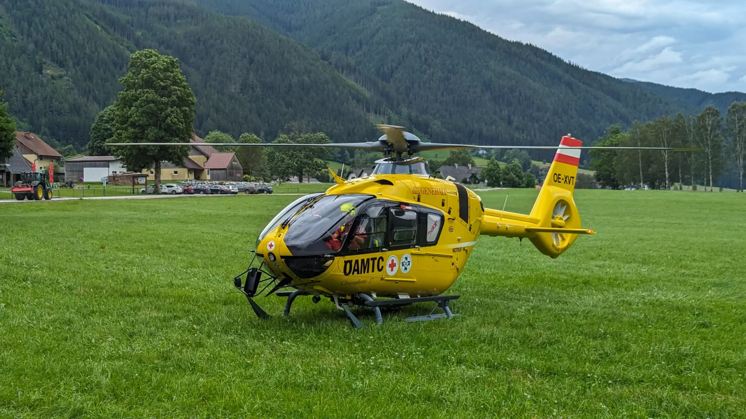 Das Bild auf 5min.at zeigt einen Rettungshubschrauber im Einsatz