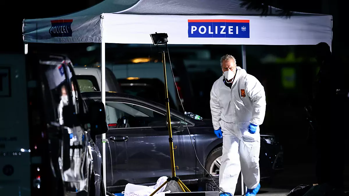 Bild auf 5min.at zeigt Beamten auf einem Tatort.