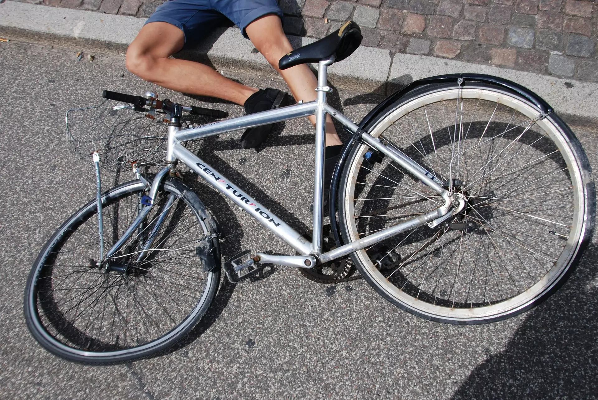 Das Bild auf 5min.at zeigt ein am Boden liegendes Fahrrad.