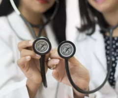 Das Bild auf 5min.at zeigt zwei Ärztinnen.