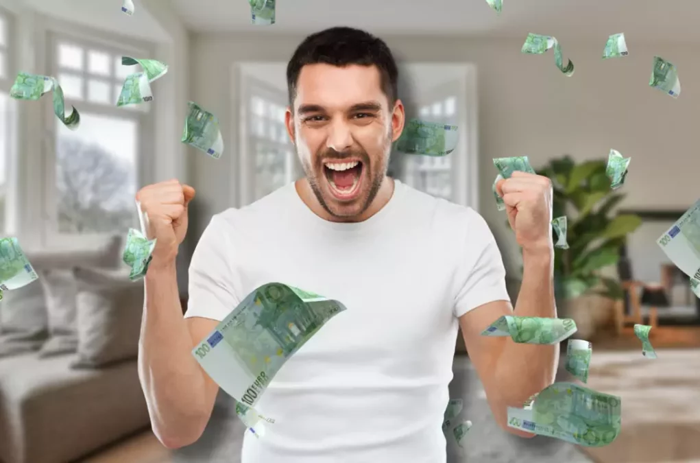 Foto in Beitrag von 5min.at: Zu sehen ist ein Mann, der sich über Geld freut.