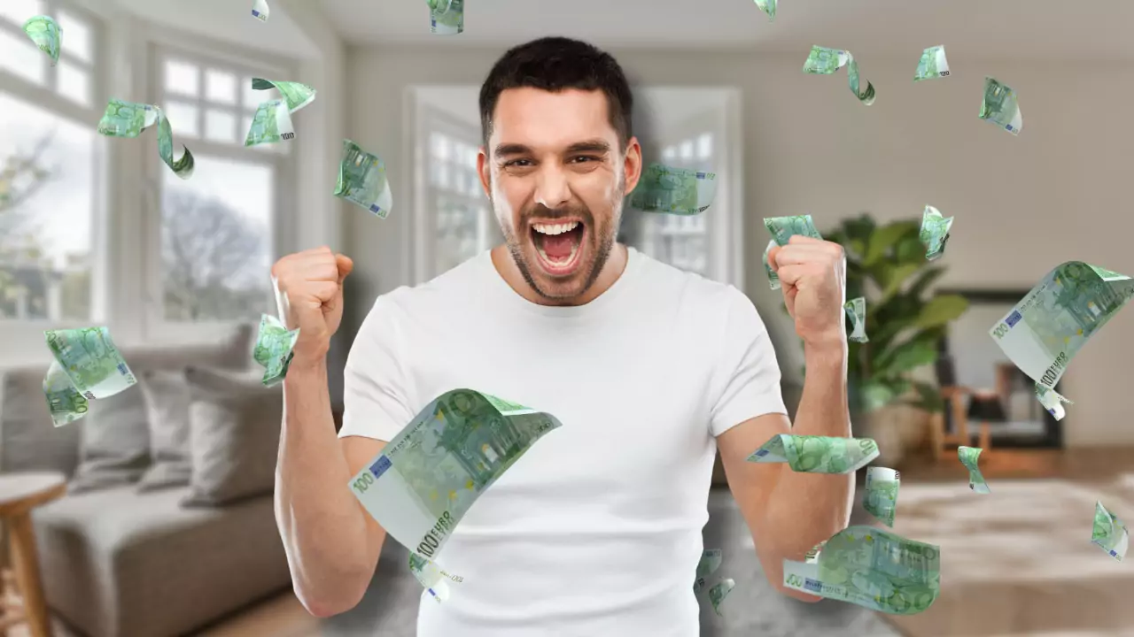 Foto in Beitrag von 5min.at: Zu sehen ist ein Mann, der sich über Geld freut.