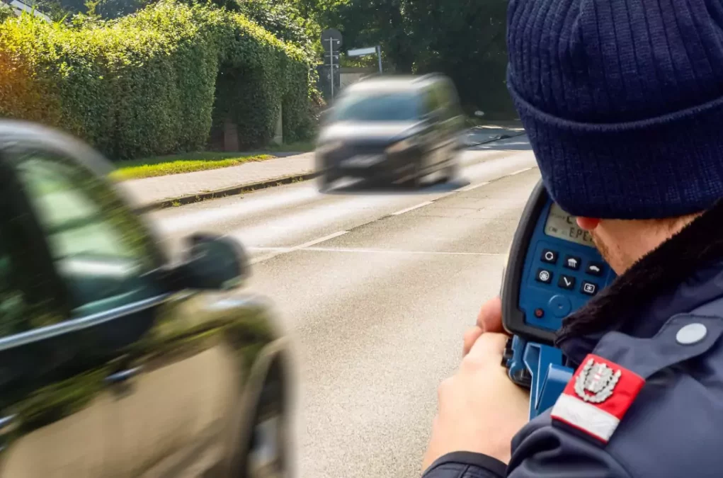 Bild auf 5min.at zeigt einen Polizeibeamten bei der Geschwindigkeitskontrolle.