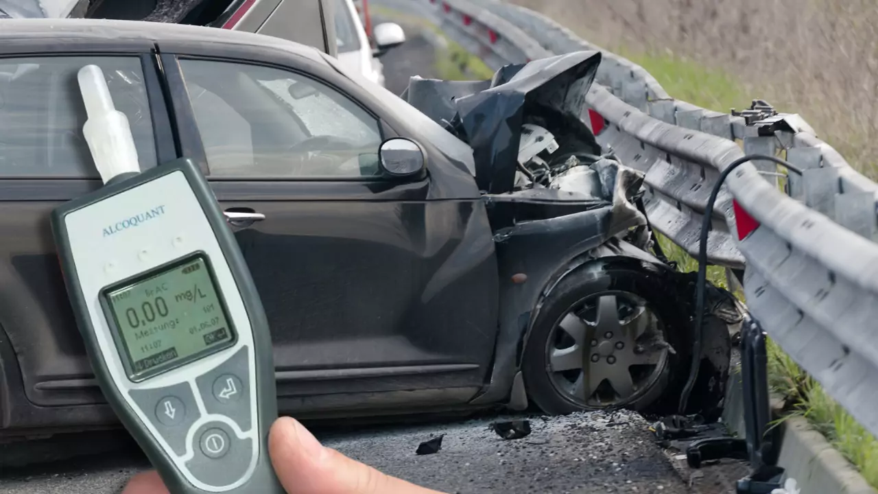 Bild auf 5min.at zeigt einen Alkomaten und einen Unfall im Hintergrund.