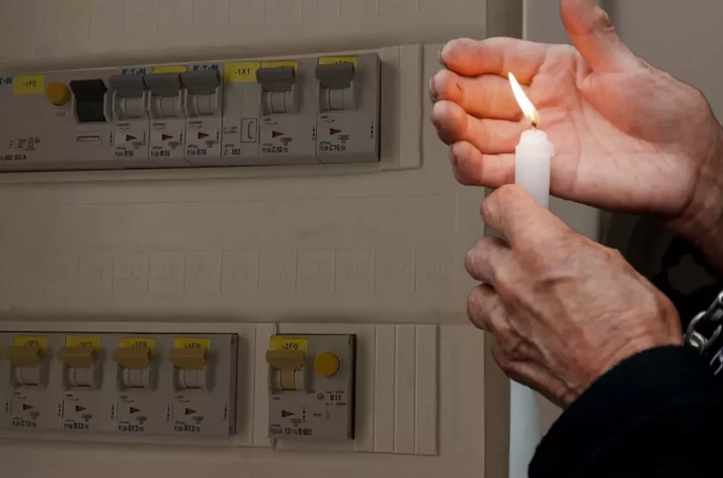 Bild auf 5min.at zeigt einen Stromkasten und eine Kerze.