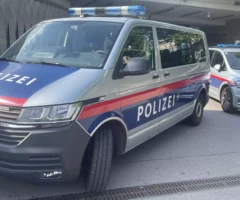 Foto auf 5min.at zeigt zwei Polizeiautos am Keplerplatz in Wien.