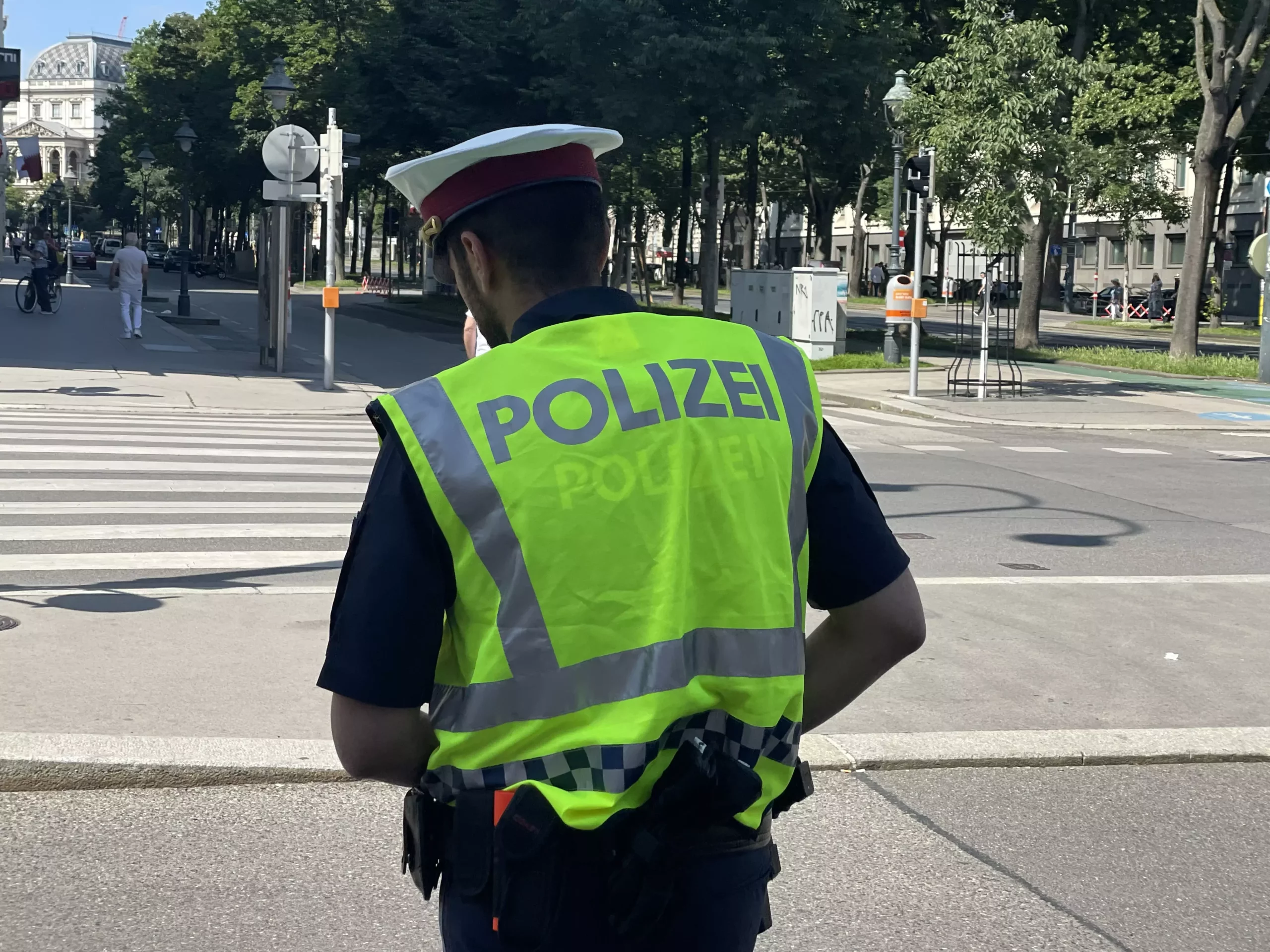 Foto auf 5min.at zeigt einen Polizisten in Wien.