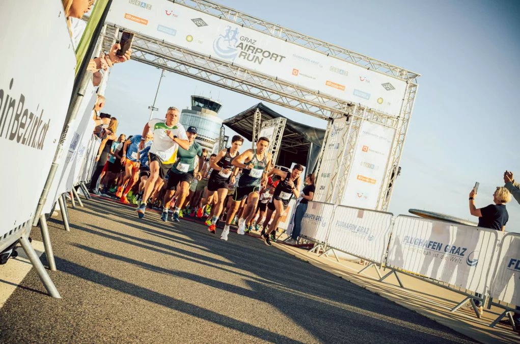 Bild auf 5min.at zeigt mehrere Läufer beim Graz Airport Run.
