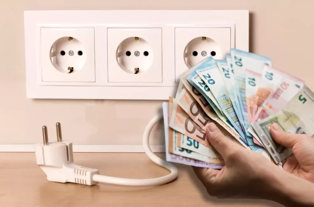 Symbolfoto von 5min.at: Fotomontage von Geld und einer Steckdose.