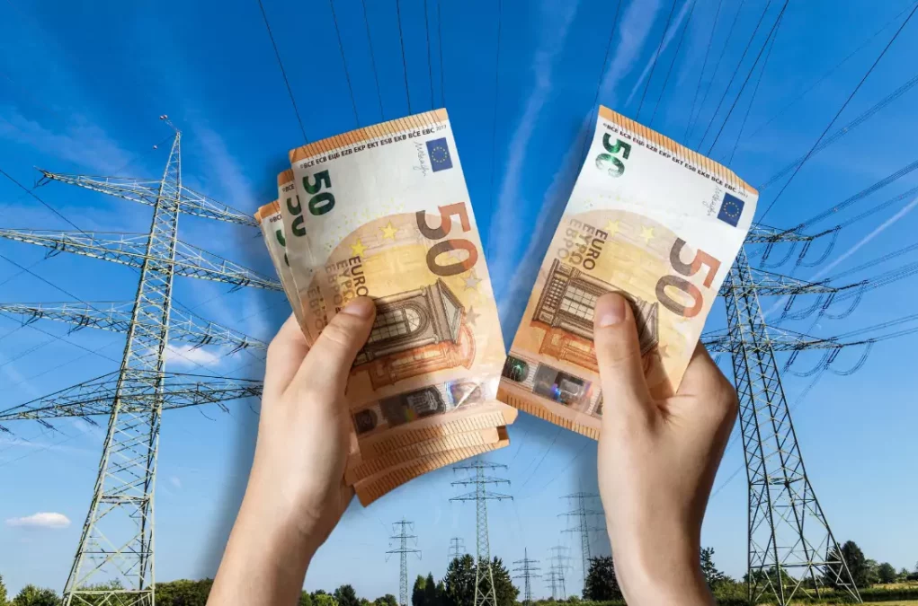 Symbolfoto von 5min.at: Fotomontage von Geld und einem Strommasten.