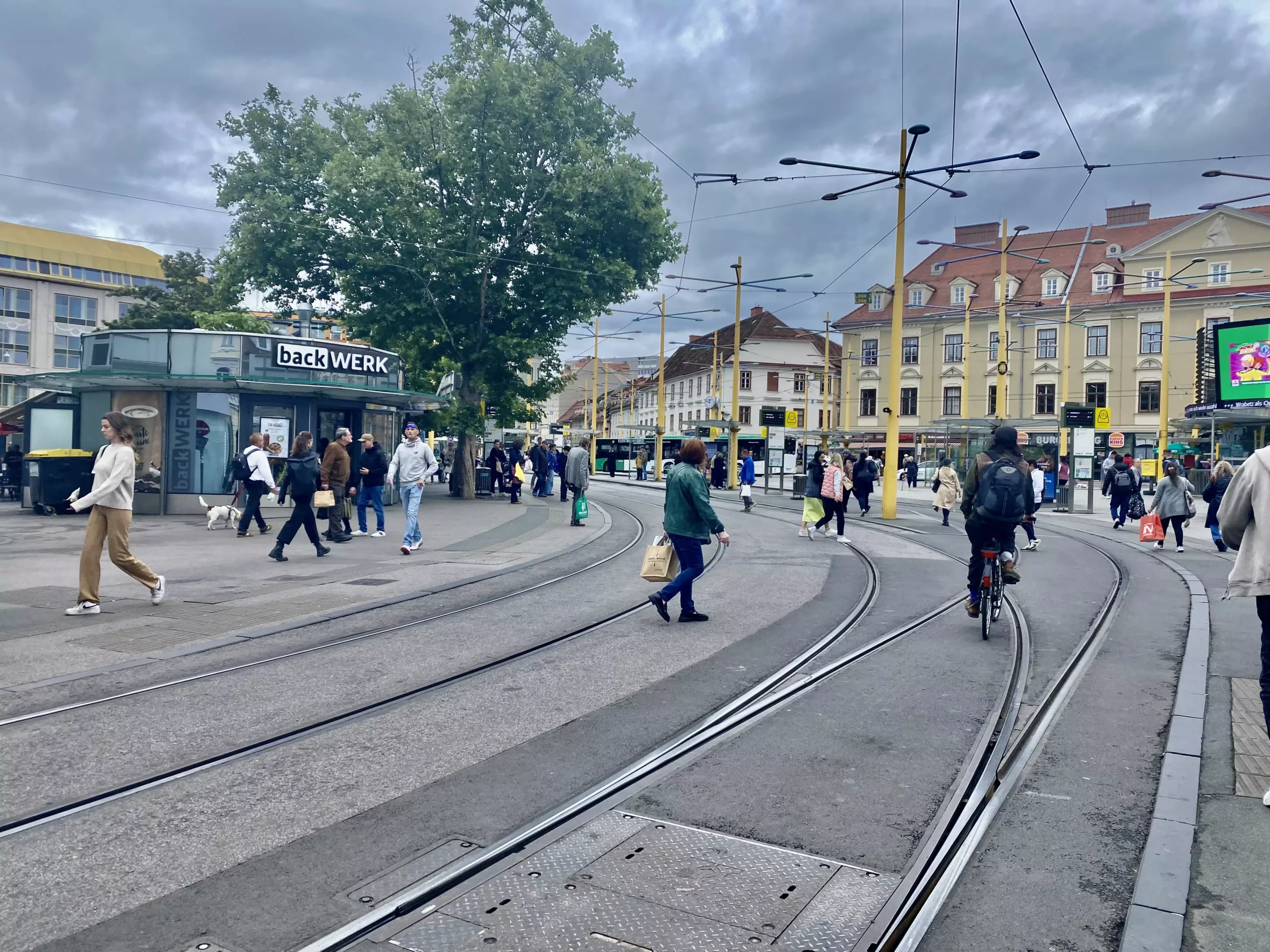 Auf dem Foto von www.5min.at sieht man den Grazer Jakominiplatz.