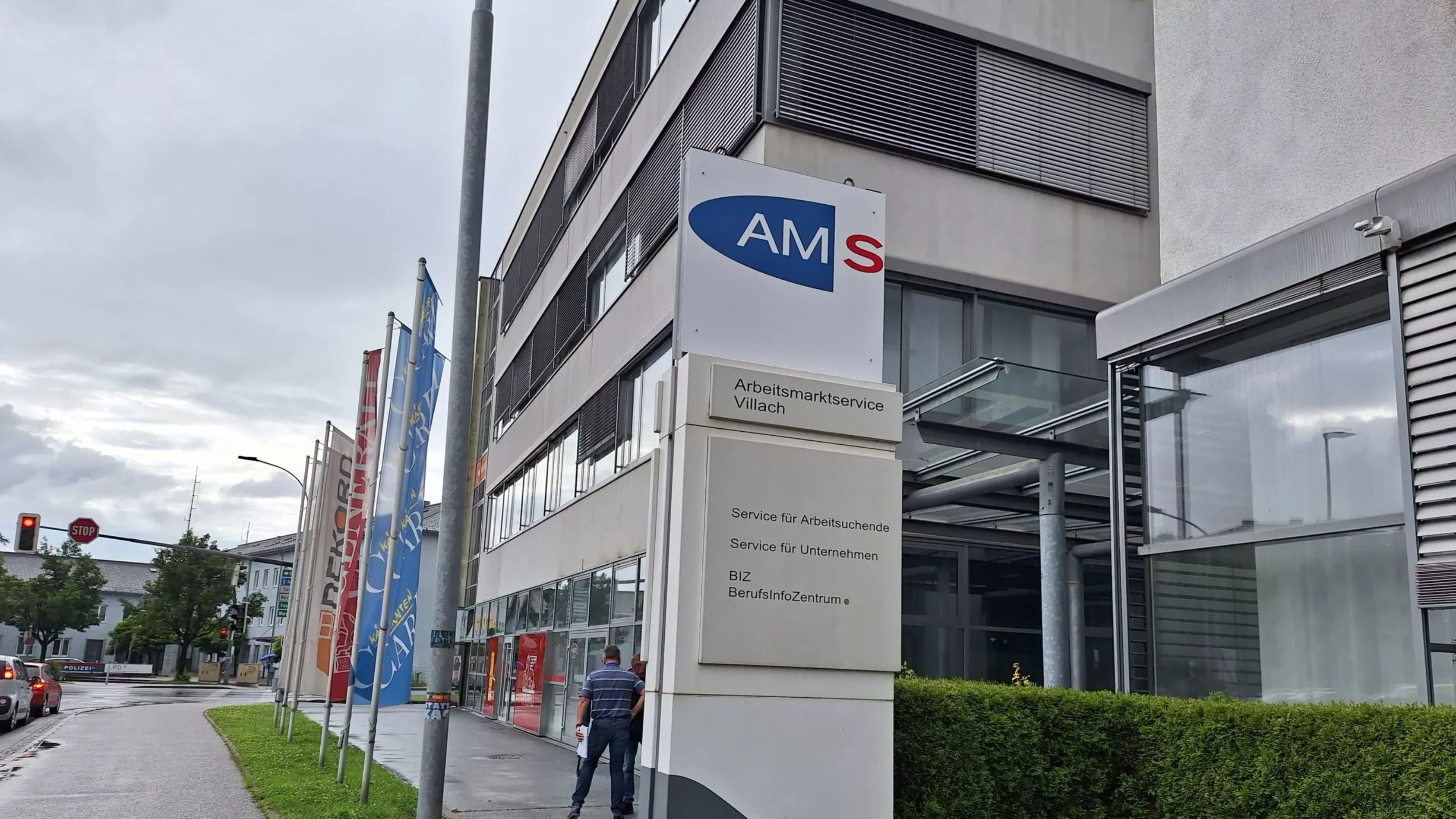 Foto in Beitrag von 5min.at: Zu sehen ist das Schild bzw. die Tafel vorm AMS in Villach.