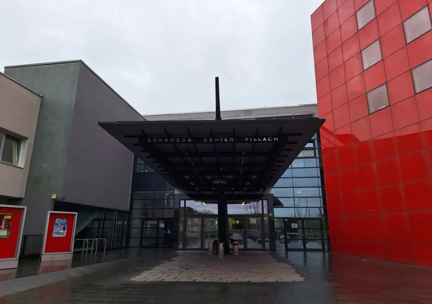 Foto in Beitrag von 5min.at: Zu sehen ist der Haupteingang des Congress Center Villach von einer anderen Position aus.