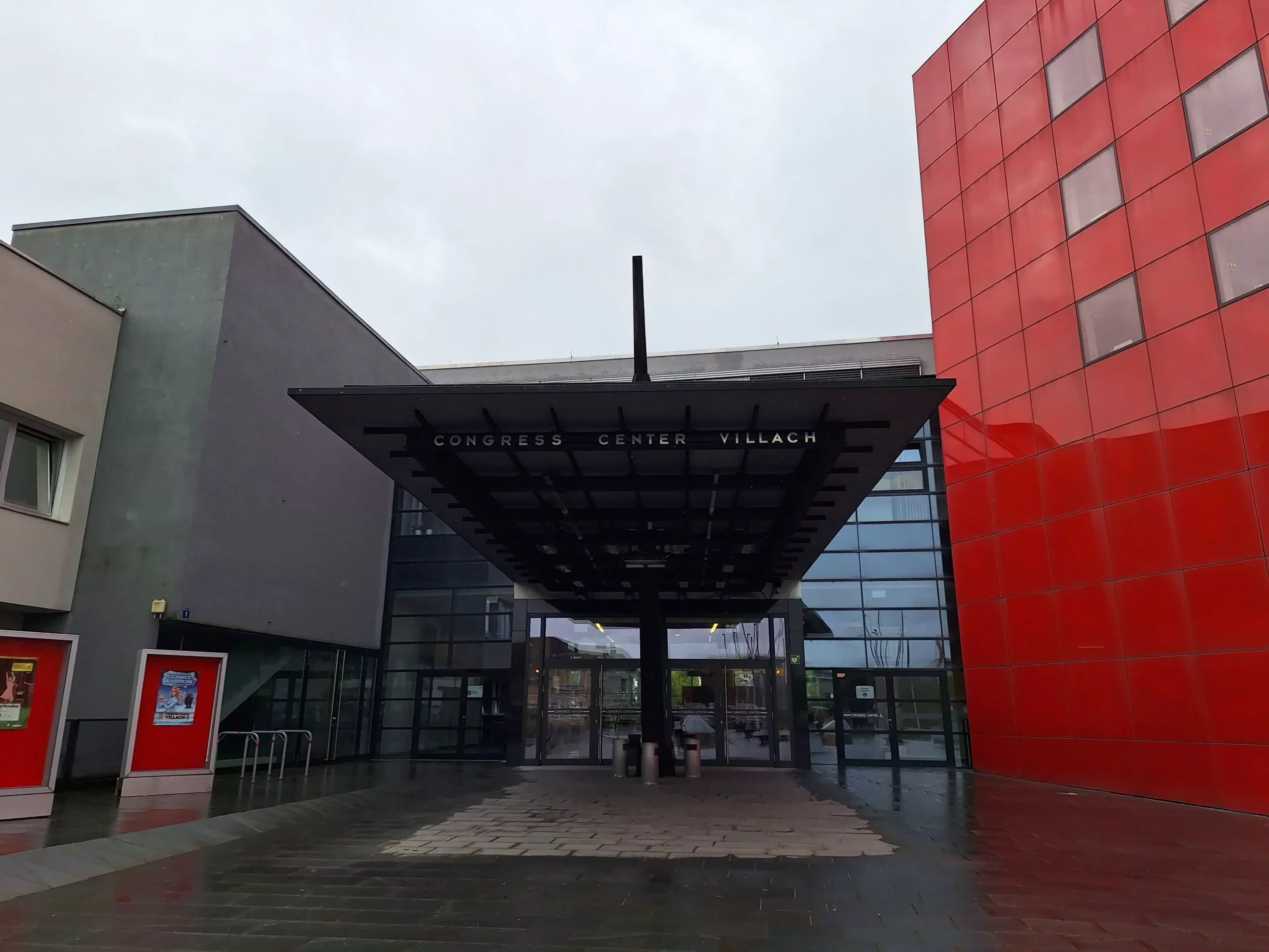 Foto in Beitrag von 5min.at: Zu sehen ist der Haupteingang des Congress Center Villach von einer anderen Position aus.