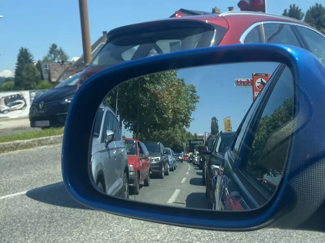 Foto in Beitrag von 5min.at: Zu sehen ist ein Stau in Klagenfurt im Rückspiegel.