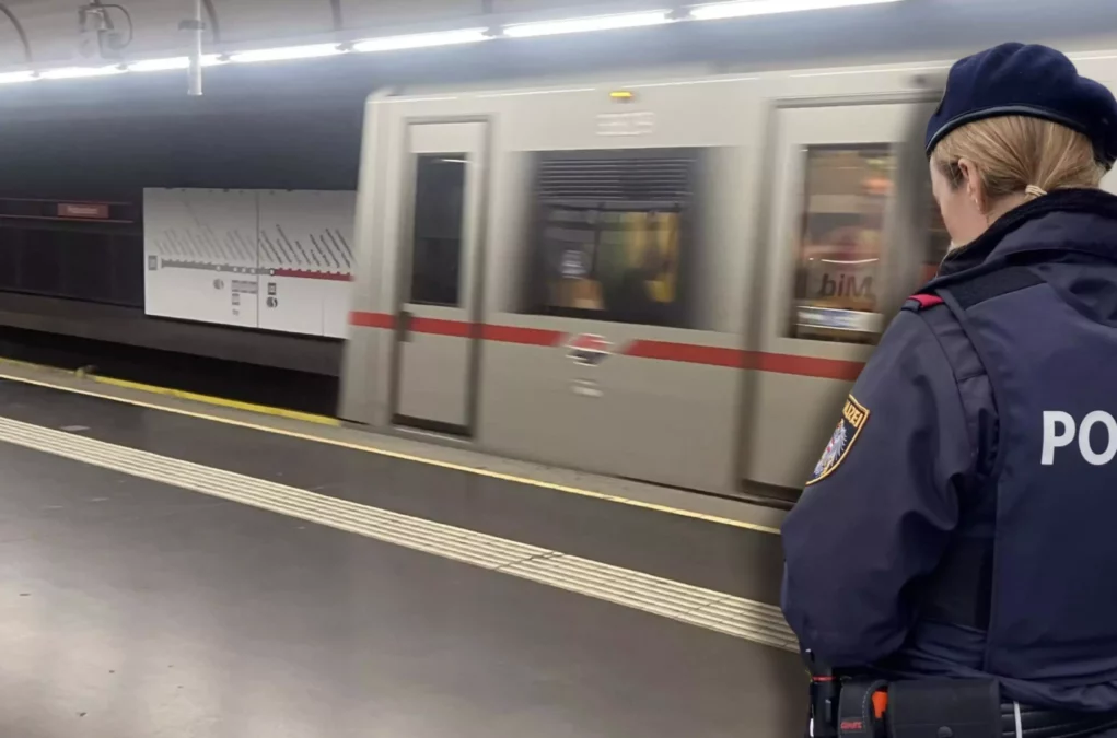 Ein Bild auf 5min.at zeigt eine Polizistin vor der U-Bahn.