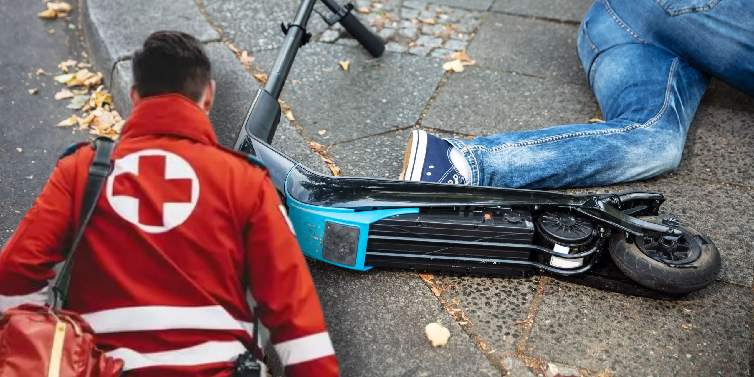 Ein Bild auf 5min.at zeigt einen E-Scooter-Unfall und einen Sanitäter.