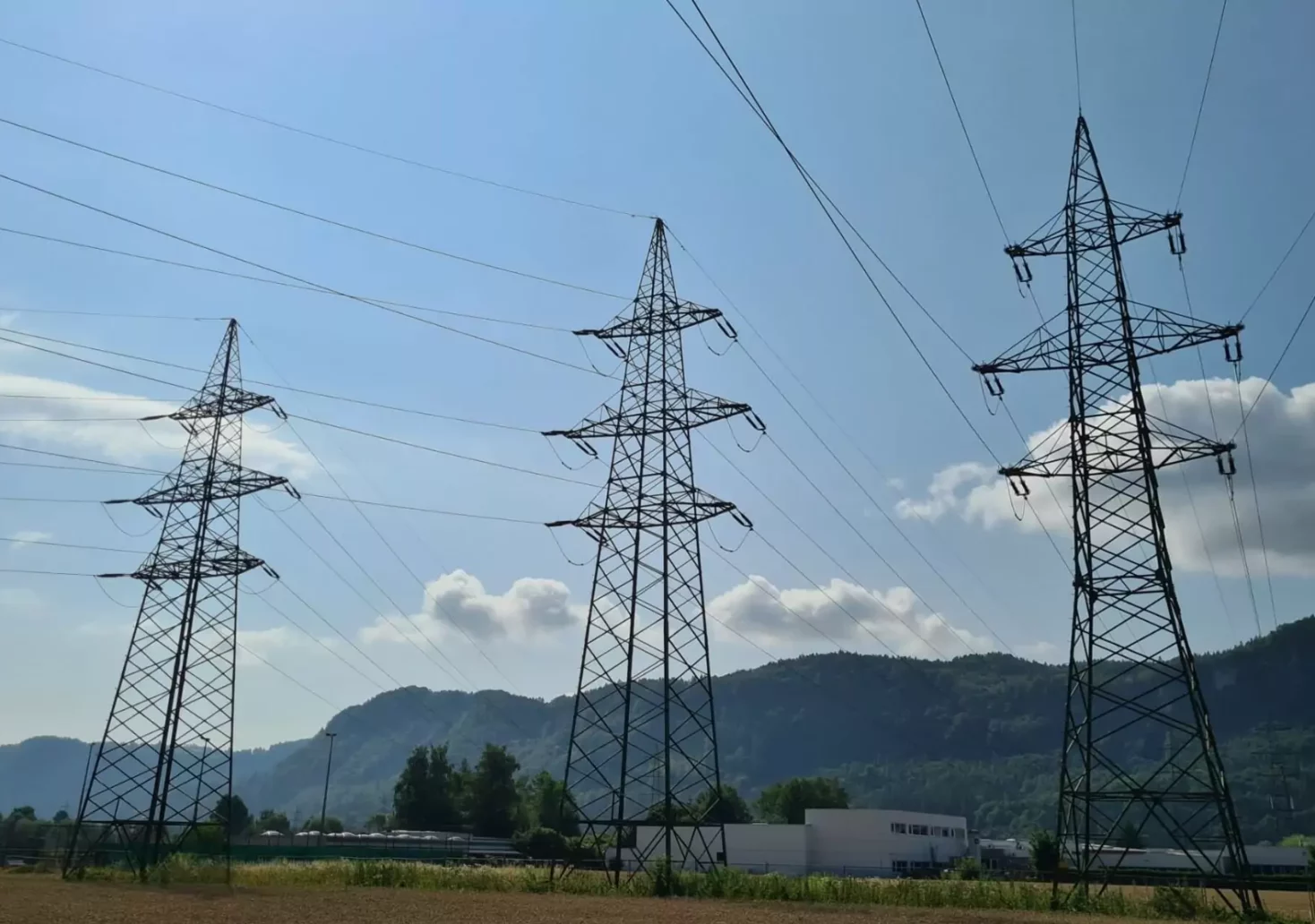 Ein Bild auf 5min.at zeigt drei große Strommasten in Kärnten.