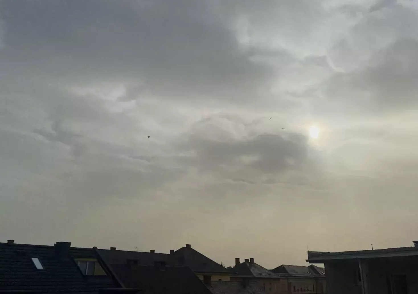 Foto in Beitrag von 5min.at: Zu sehen ist der von Saharastaub vernebelte Himmel in Kärnten.