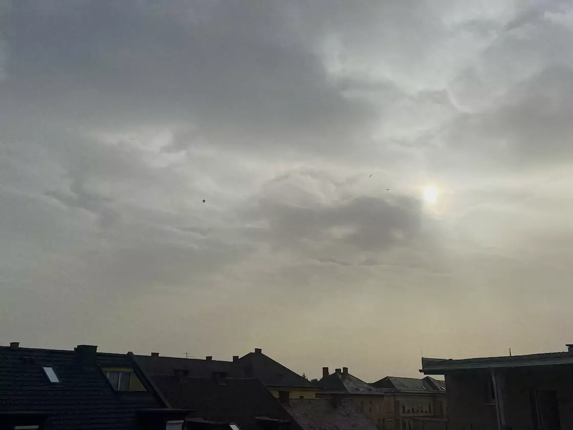 Foto in Beitrag von 5min.at: Zu sehen ist der von Saharastaub vernebelte Himmel in Kärnten.