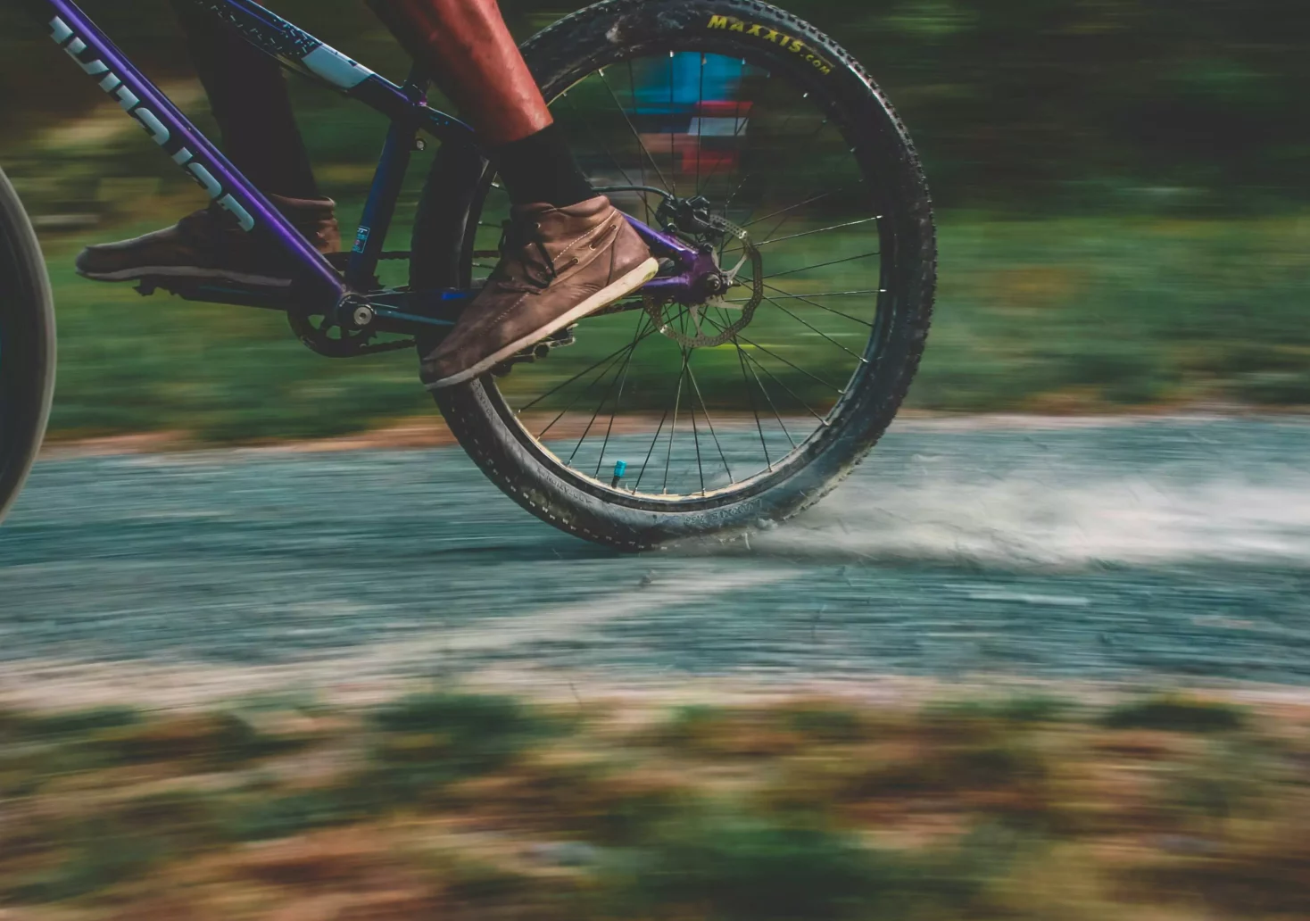 Das Bild auf 5min.at zeigt einen Mann der Mountainbike fährt.