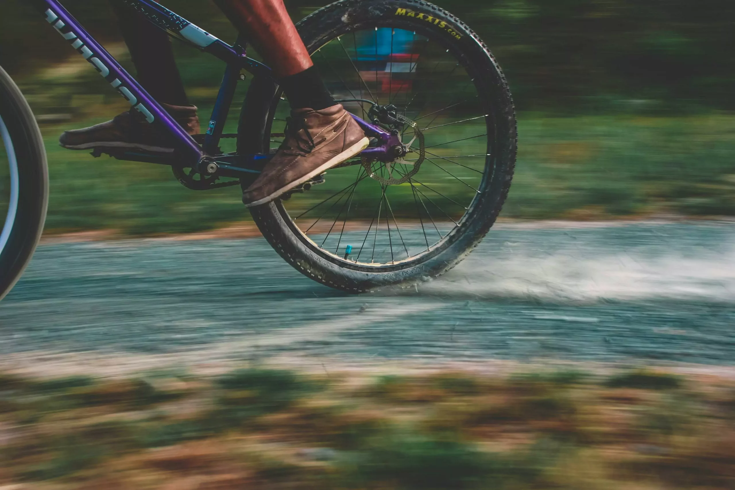 Das Bild auf 5min.at zeigt einen Mann der Mountainbike fährt.